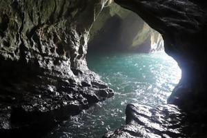 grotte nel il gesso scogliere su il sponde di il mediterraneo mare. foto