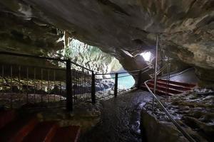grotte nel il gesso scogliere su il sponde di il mediterraneo mare. foto