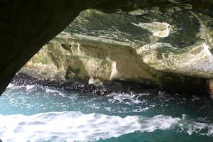 grotte nel il gesso scogliere su il sponde di il mediterraneo mare. foto