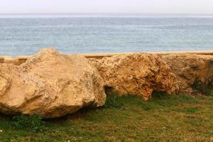 pietre nel un' città parco di il mare nel settentrionale Israele foto