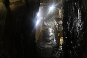 grotte nel il gesso scogliere su il sponde di il mediterraneo mare. foto