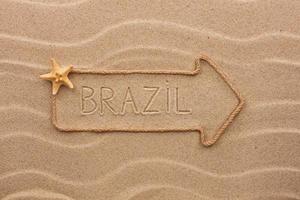 corda freccia con la parola brasile sulla sabbia foto