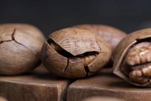 pecan nel un' conchiglia su il tavolo foto