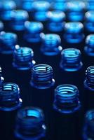 bottiglie d'acqua in fabbrica foto