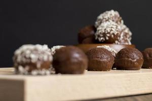 cioccolato caramelle con Noce di cocco gusto e Riempimento foto