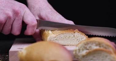Grano baguette tagliare in pezzi per fabbricazione panini foto