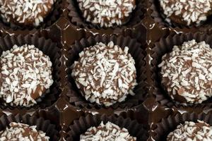 cioccolato caramelle con Noce di cocco gusto e Riempimento foto