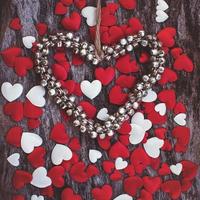 sfondo di San Valentino con cuore di campane di metallo foto