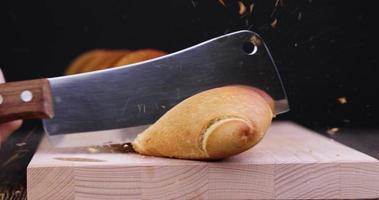Grano baguette tagliare in pezzi per fabbricazione panini foto