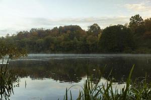 piccolo nebbia su il fiume nel autunno foto