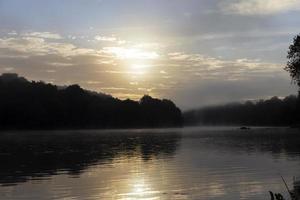 mattina nebbia su il superficie di il fiume foto