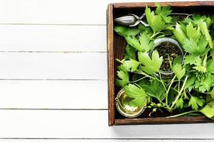 guarigione tè con crudo ribes foglie, legno sfondo foto