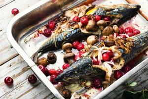 delizioso arrostito sgombro pesce nel cottura al forno piatto foto