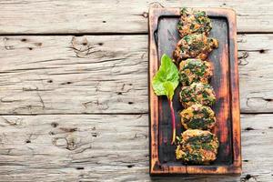 salutare erba vegetariano cotolette, di legno sfondo foto