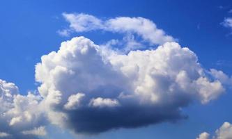 belle formazioni di nuvole bianche e soffici in un cielo estivo blu intenso foto