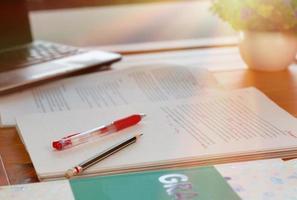 rosso penna su sfocato lavoro d'ufficio e libri foto