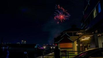 fuochi d'artificio sul fiume nel cielo scuro foto