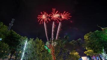 fuochi d'artificio cerimonia nel il tempio, Tailandia foto