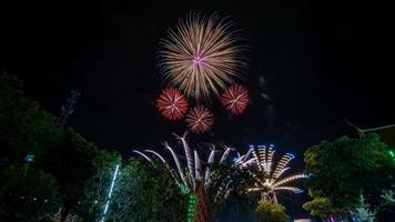 fuochi d'artificio cerimonia nel il tempio, Tailandia foto