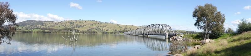 panorama Visualizza di il betanga o ponte campanile ponte è un' acciaio capriata strada ponte quello trasporta il riverina autostrada attraverso lago umo, un artificiale lago su il Murray fiume nel Australia. foto