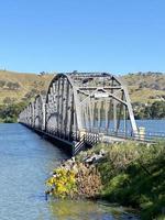 il betanga o ponte campanile ponte è un' acciaio capriata strada ponte quello trasporta il riverina autostrada attraverso lago umo, un artificiale lago su il Murray fiume nel Australia. foto