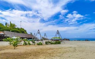 palme ombrelloni sole lettini spiaggia ricorrere zicatela puerto escondido Messico. foto