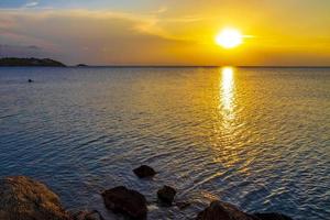 incredibilmente bellissimo colorato e d'oro tramonto nel voula vouliagmeni Grecia. foto
