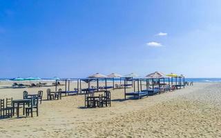 palme ombrelloni sole lettini spiaggia ricorrere zicatela puerto escondido Messico. foto