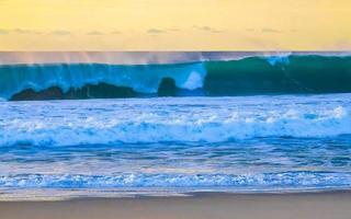 colorato d'oro tramonto grande onda e spiaggia puerto escondido Messico. foto