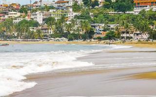 estremamente enorme grande surfer onde a spiaggia puerto escondido Messico. foto