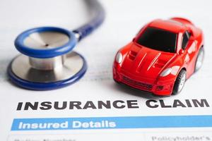 stetoscopio su assicurazione Richiesta incidente auto modulo, auto prestito, assicurazione e Leasing tempo concetti. foto