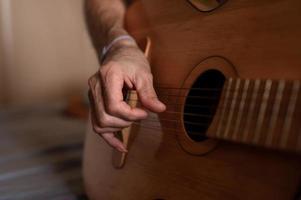 giocare mani uomo anziano musica foto