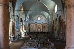 ferrara,italia-marzo 20,2022-passeggiando dentro il monumentale cimitero di il certosa di ferrara durante un' soleggiato giorno. foto