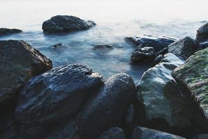 mare acqua lavaggio il rocce su il costa. foto