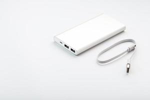 energia banca per ricarica il tuo smartphone su un' bianca sfondo. universale esterno batteria per gadget gratuito spazio e minimalista composizione. foto