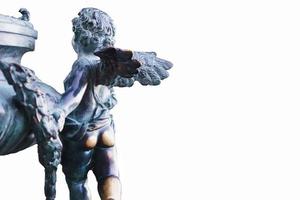 Cupido statua fatto di metallo su un' bianca sfondo, isolato. foto