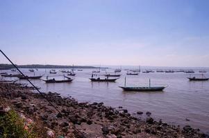 Visualizza di il roccioso spiaggia dove pesca Barche magro nel kenjeran surabaya foto