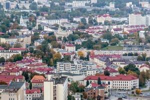 aereo panoramico Visualizza a partire dal altezza di un' multipiano Residenziale complesso e urbano sviluppo nel autunno giorno foto