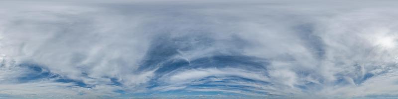 blu cielo hdri 360 panorama con alone e bianca bellissimo nuvole nel senza soluzione di continuità panorama con zenit per uso nel 3d grafica o gioco sviluppo come cielo cupola o modificare fuco tiro per cielo sostituzione foto