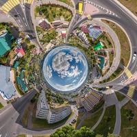 blu sfera dentro prospiciente vecchio cittadina, urbano sviluppo, storico edifici e incrocio stradale con macchine. trasformazione di sferico 360 panorama nel astratto aereo Visualizza. foto