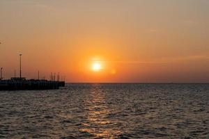 silhouette di tramonto, il mare dove il sole è d'oro giallo, punto di vista di il mare leamtan bangsan chonburi, Tailandia foto