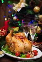 al forno tacchino o pollo. il Natale tavolo è servito con un' tacchino, decorato con luminosa orpello e candele. fritte pollo, tavolo. Natale cena. foto