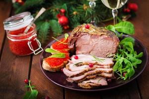 Natale al forno prosciutto e rosso caviale, servito su il vecchio di legno tavolo. foto