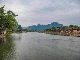 bellissimo Visualizza di nam canzone fiume con sul fiume ristorante e il montagna a vangvieng città lao.vangvieng città il famoso vacanza destinazione cittadina nel lao. foto