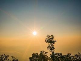 bellissimo Alba e mare di il nebbia o nebbia su superiore di phu kradueng montagna nazionale parco nel loei città thailandia.phu kradueng montagna nazionale parco il famoso viaggio destinazione foto