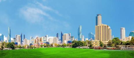 un' città con bellissimo alto edifici e un' bene ambiente. foto