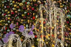 Natale decorazioni per il shopping centro. artificiale Natale alberi, giocattoli e ghirlande con illuminazione. carino arredamento per shopping centro commerciale negozio finestre foto