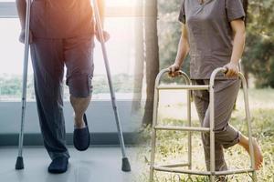 giovane asiatico fisico terapista Lavorando con anziano donna su a piedi con un' camminatore foto