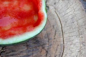 metà di il rosso anguria era mangiato foto