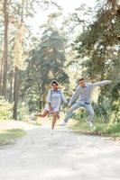 giovane coppia nel amore avendo divertimento e godendo il bellissimo estate natura. donna e uomo, indossare nel denim attrezzatura siamo avendo Data all'aperto nel il parco. romantico relazione. san valentino giorno foto